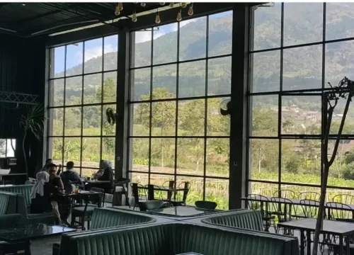 De Selokaton: Sajian Kuliner Instagramable dengan Panorama Merapi-Merbabu