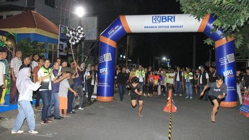 Aksi Unik Polres Inhu: Lari Malam Pakai Tanjak, Lawan Balap Liar!