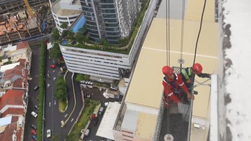 Ngeri! Pekerja Gondola Tewas Tergantung 15 Menit di Surabaya Saat Badai