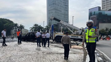 Kecelakaan Unik di Jantung Jakarta: SUV Nyemplung Kolam Bundaran HI!