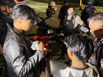 Aksi Tegas Brimob Polda Metro di Jaktim: Pesta Miras Remaja Dibubarkan!