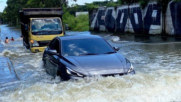 3 Hari Lumpuh: Akses SOR GBLA Bandung Terendam Banjir, Motor Bertumbangan!