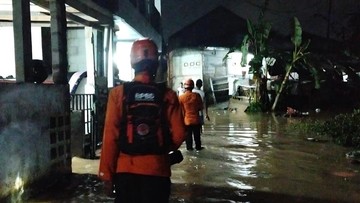 Bogor Darurat! Banjir 1 Meter Rendam Puluhan Rumah di Ciomas Akibat Sungai Meluap